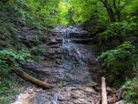 Seitenbach ergießt sich über Felswand